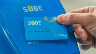 Acreditar SUBE Y Obtener Tarifa Social Paso A Paso. De SUBE - https://www.argentina.gob.ar/noticias/ya-llego-carga-bordo-15-nuevas-localidades-del-pais, CC BY-SA 4.0, Enlace.