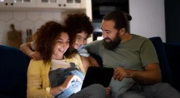 Claro Fibra Para Tu Hogar: Internet De Hasta 600mb Que Transforma Tu Rutina Familiar. Imagen de Freepik.