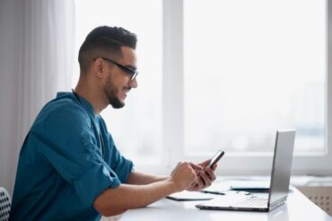 Protegé Tu Conexión: Cómo Evitar Fraudes Por Sms Y Navegar Con Seguridad Total Gracias A Movistar. Imagen de Freepik.