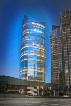 Banco Macro: Soluciones Financieras Para Personas, Empresas Y Emprendedores. Pulkele, CC BY-SA 4.0, vía Wikimedia Commons.