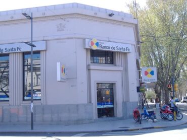 Banco Santa Fe: Préstamos Y Tarjetas Para Tu Día A Día. Pablo D. Flores, CC BY-SA 2.5, vía Wikimedia Commons.